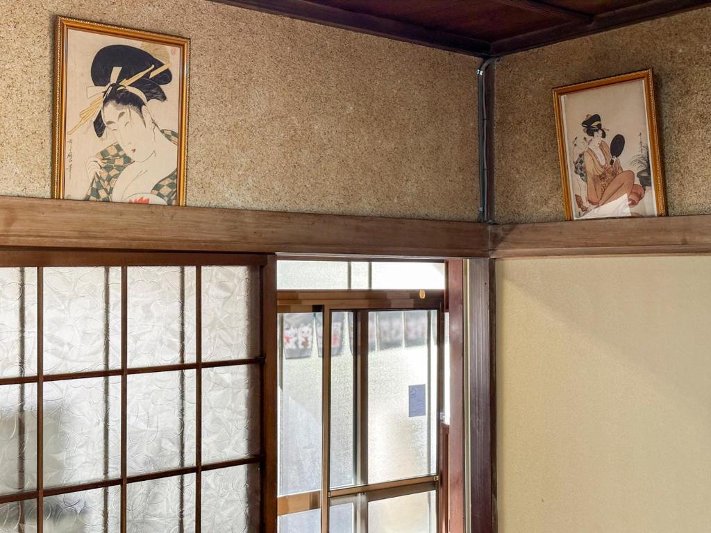 东京草山居A丨55年历史的独栋日式别墅丨体验最地道的日本下町文化丨新宿12min 池袋电车6min的窗户上方墙上的三张照片