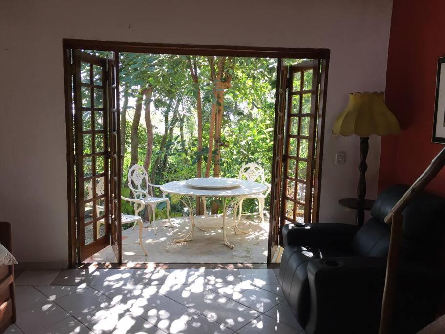 圣罗克Tranquilidade e conforto na floresta - Rota do Vinho的庭院内的客厅配有桌椅