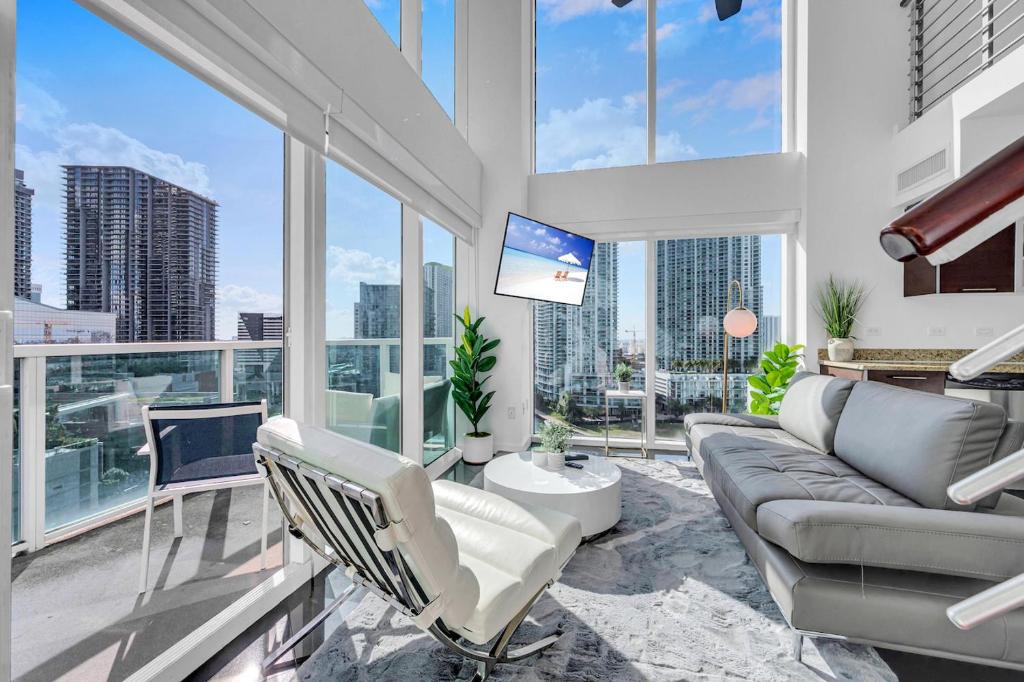迈阿密Iconic 2 BR LOFT Brickell-Stunning views的带沙发、椅子和窗户的客厅
