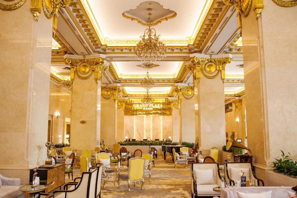 河内河内广场大酒店的用餐室配有黄色椅子和吊灯