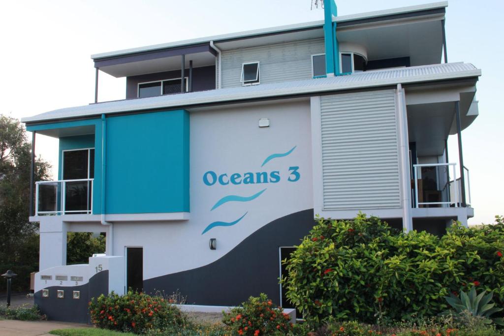 耶蓬Executive Town House - Oceans 3的一座有海洋标志的建筑