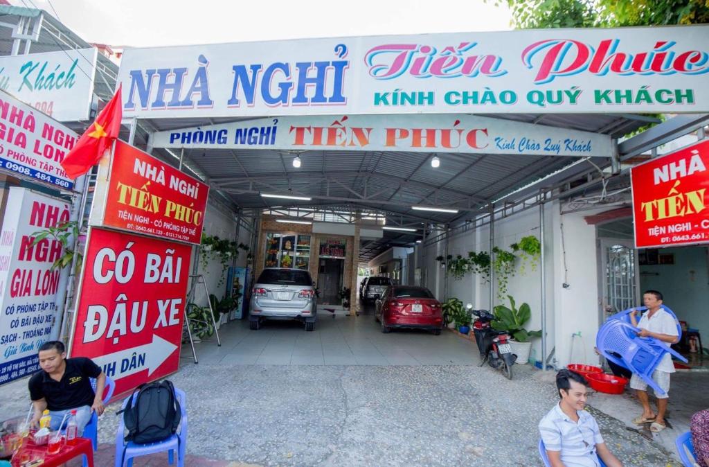 隆海Nhà Nghỉ Tiến Phúc 1的一群人坐在大楼前