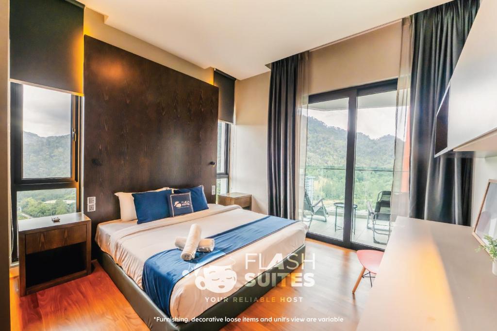 云顶高原Geo38 Premium Suites at Genting Highlands的一间卧室设有一张床和一个大窗户