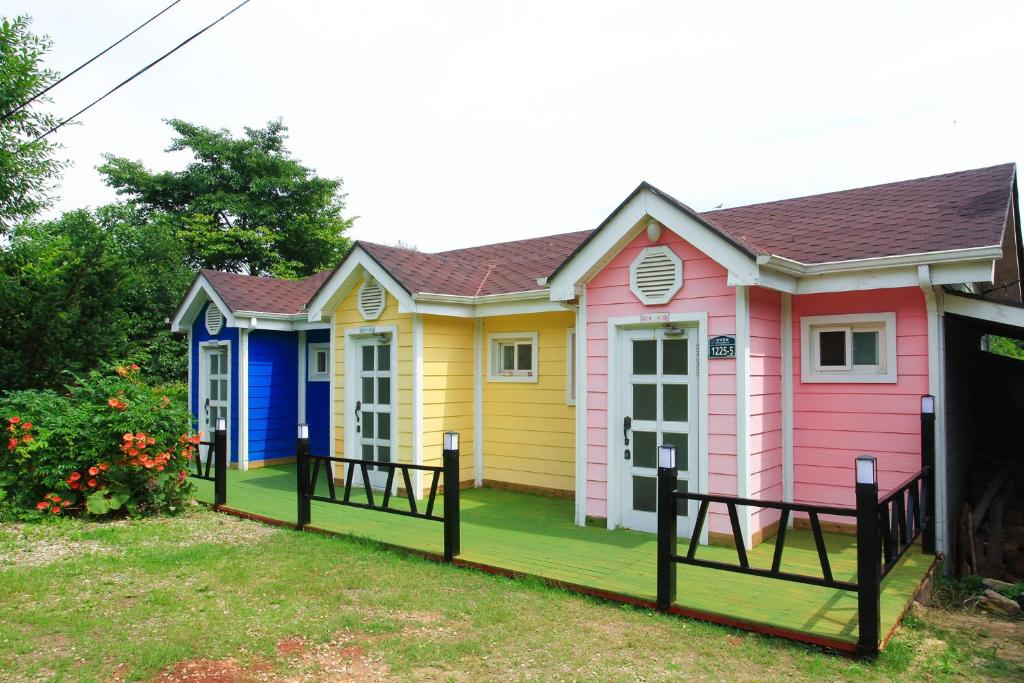 襄阳郡Yangyang Pulbit Pension的院子里的一排五颜六色的房子