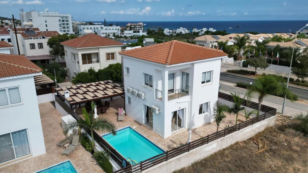 普罗塔拉斯Narcissos Villa 2的享有带游泳池的房屋的空中景致