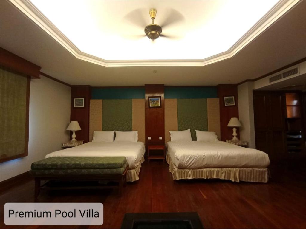 波德申ALPINE GLX PD Port Dickson的酒店客房设有两张床和天花板