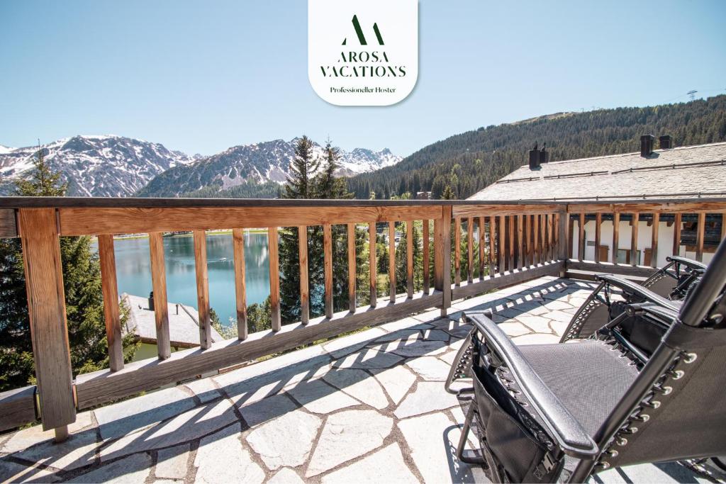 阿罗萨Sans Souci EG的享有湖泊和山脉美景的阳台。