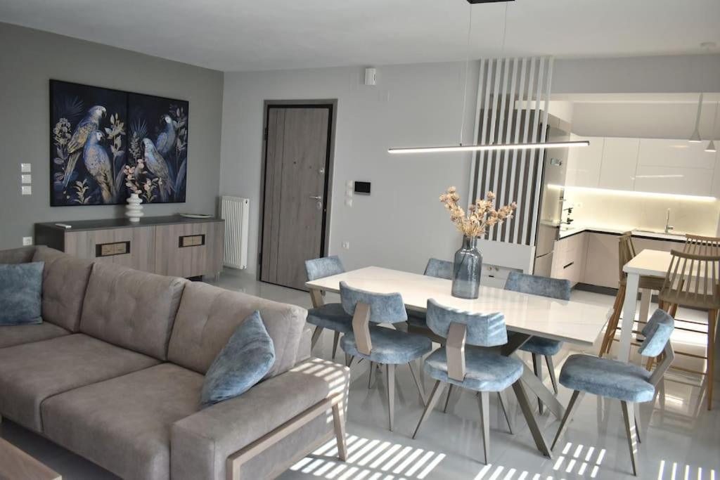 卡尔季察Modern Luxury Suite的客厅配有沙发和桌椅