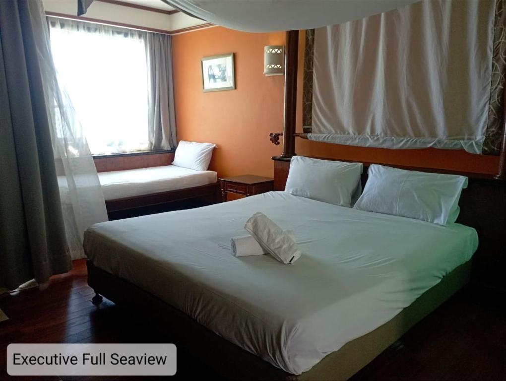 波德申Alpine LXPD Full Seaview Water Chalet的一间设有大床和窗户的酒店客房