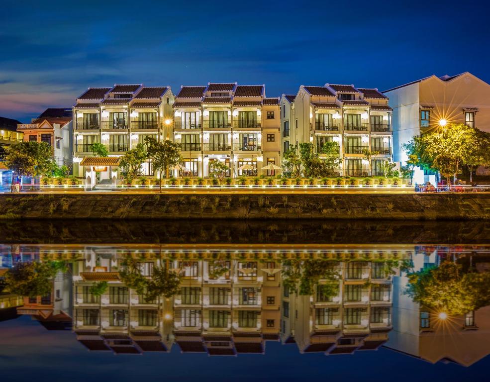 会安拉鲁娜会按河滨温泉酒店的夜空城市的一排建筑物