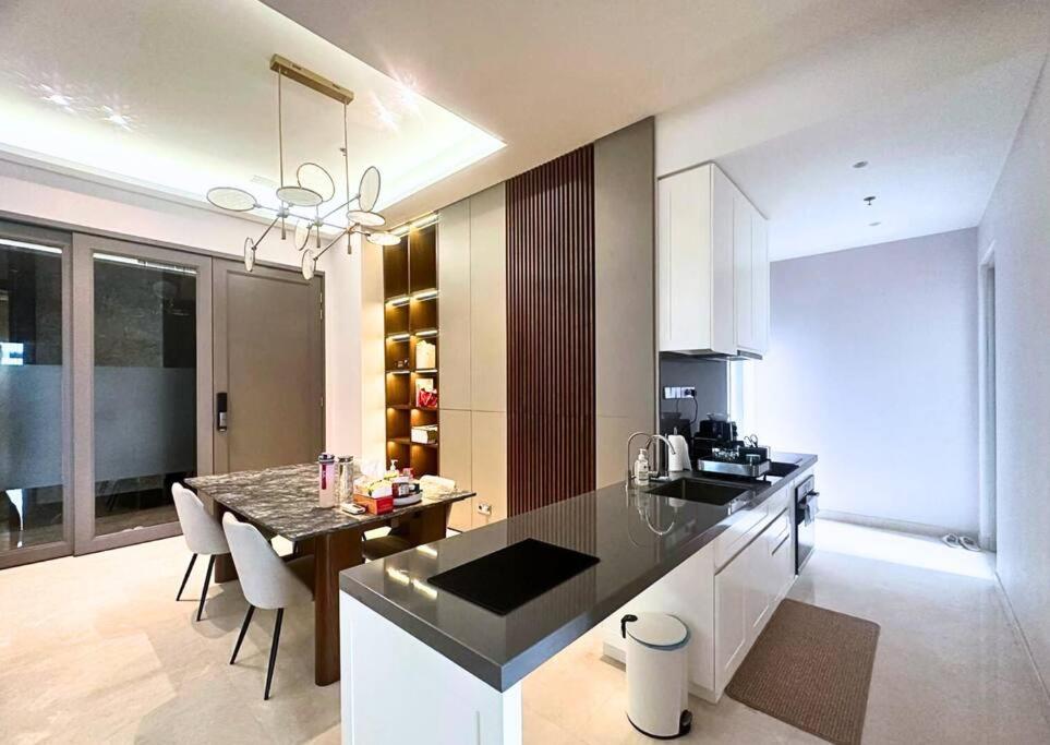 雅加达NEW Charming 2BR Apartment in Central Jakarta的一间带桌子的厨房和一间餐厅