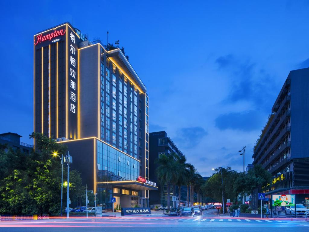 深圳深圳宝安机场希尔顿欢朋酒店的夜空在城市街道上被点燃的建筑物