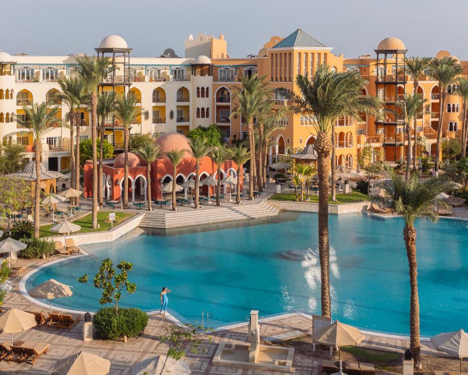 赫尔格达The Grand Resort的享有棕榈树和建筑度假村泳池的顶部景致