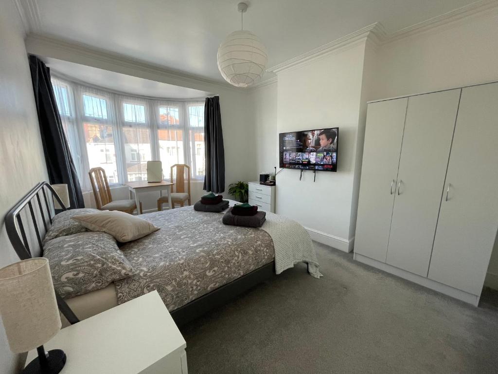 Harrow on the HillDouble Bedroom with TV in Sudbury Hill Wembley - 10 mins from Wembley Stadium的一间卧室配有一张床和一台电视