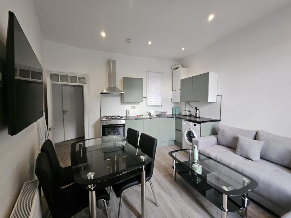 伦敦Battersea Park apartments的带沙发和玻璃桌的客厅
