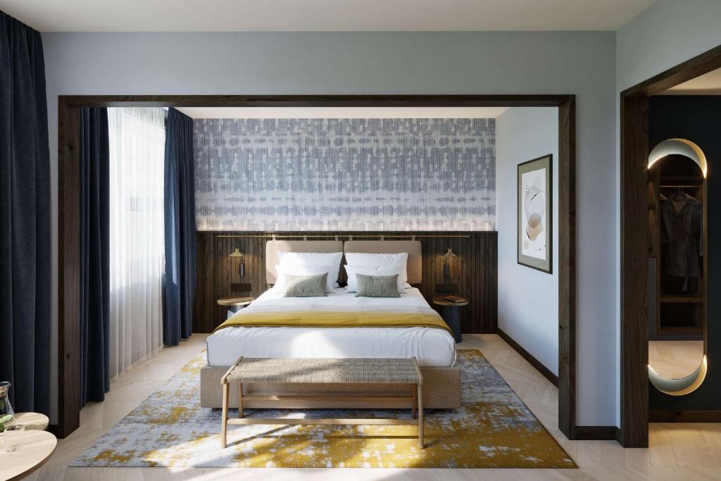 豪尔根The Yarn的一间卧室设有一张大床和一个大窗户