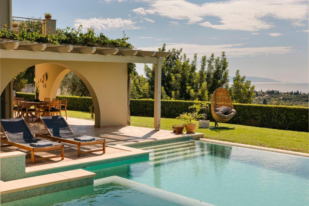 SarlátaSarlata Villas的一座带游泳池和带椅子的庭院的房子