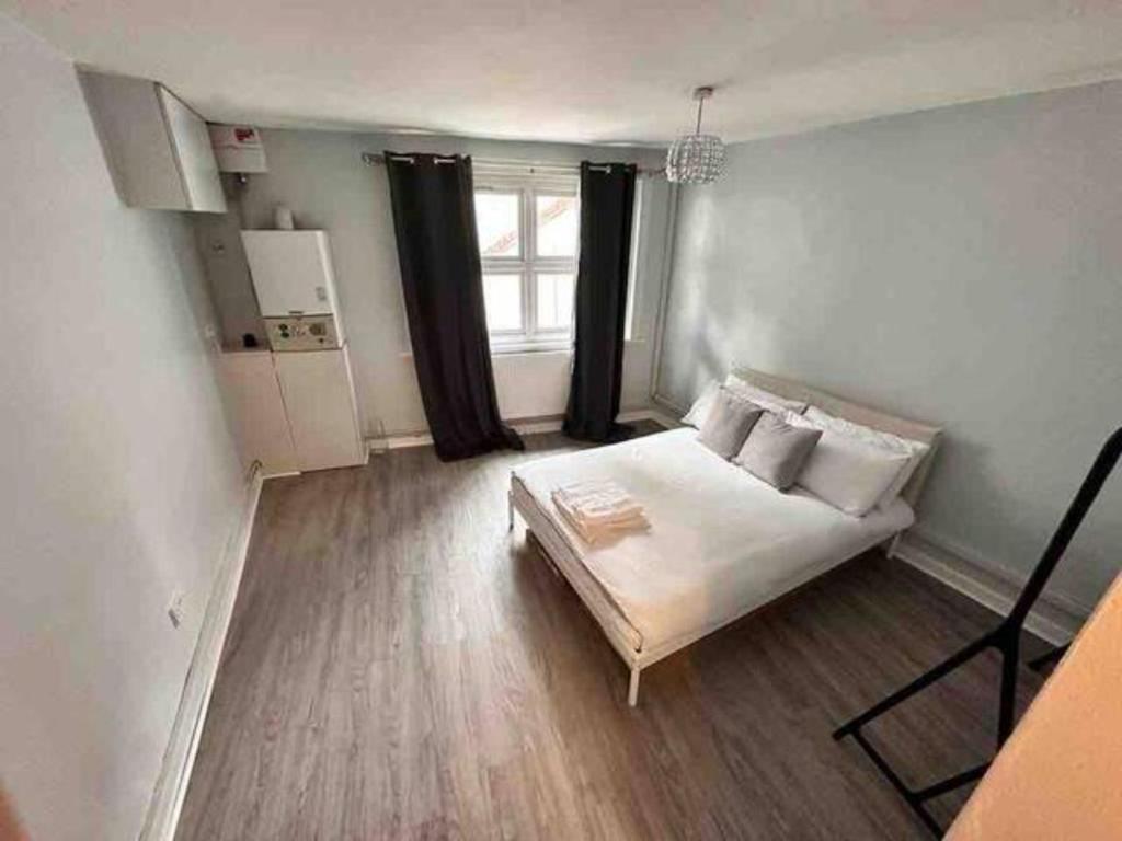 伦敦London Apartment - Near Kings Cross St Pancreas!的小房间设有床和窗户