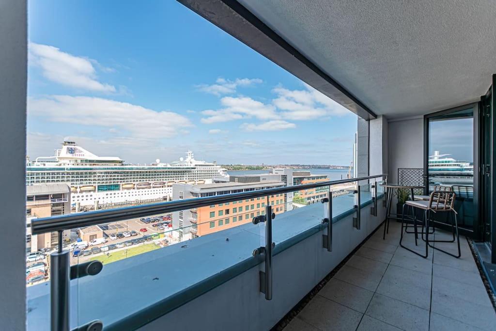 利物浦Luxurious 1 Bed - RIVER VIEW的享有游轮美景的阳台