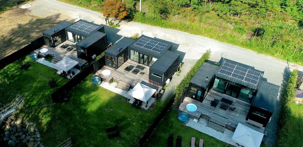 Tsuru 郷音 ～G.O.A.T～的享有房子的空中景色,上面设有太阳能电池板