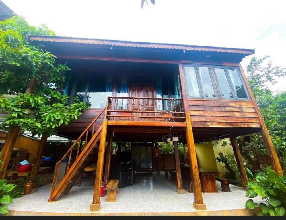 邦美蜀Homestay Gỗ Venuestay的房屋的顶部设有阳台