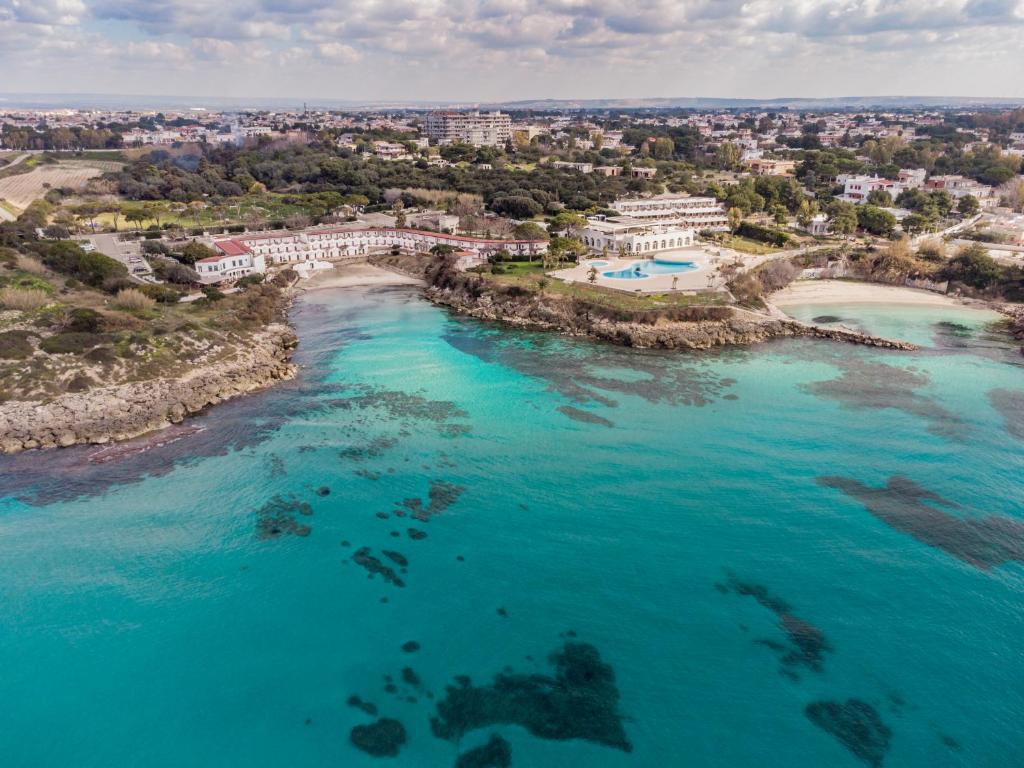 塔兰托Mon Rêve Resort的享有蓝色海水海滩的空中景致