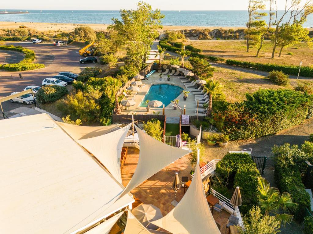 阿格德角CAPAO Beach Hôtel的享有带游泳池的度假村的空中景致