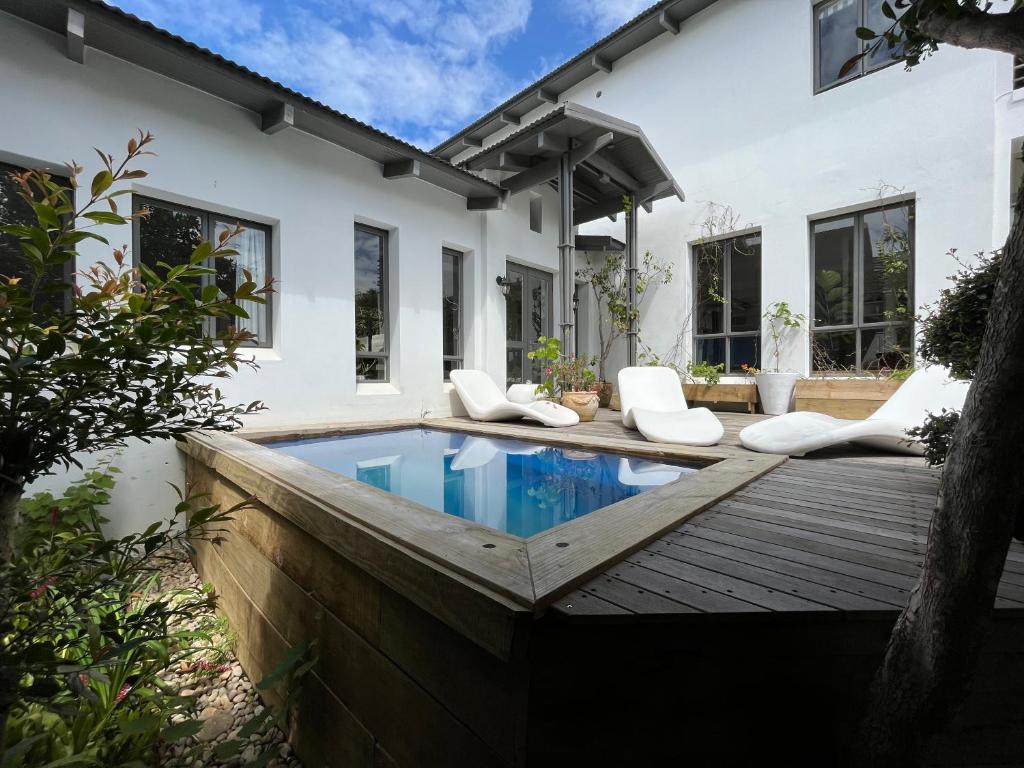 普利登堡湾Baha Sanctuary House - 3 Bedroom House with Pool的后院带游泳池的房子