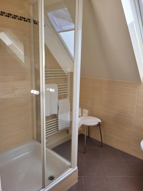 伯格奥夫费马恩NP Hotel Wissers的带淋浴和白色椅子的浴室