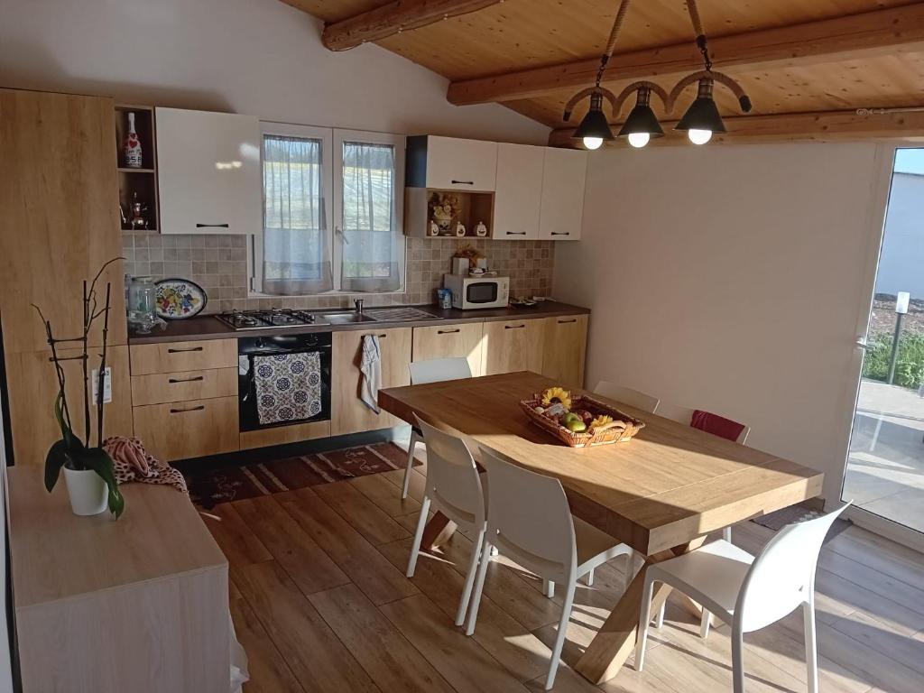 维多利亚Casa del Contadino的厨房配有木制餐桌和椅子