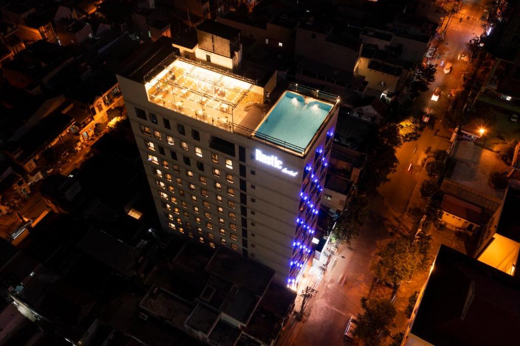 归仁Rustic Hotel Quy Nhon Powered by ASTON的享有带游泳池的大楼的顶部景致