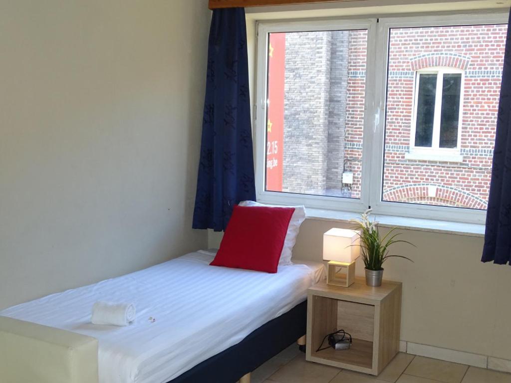 鲁汶Room in Apartment - Condo Gardens Leuven - Student Studio Single的窗户客房内的小床