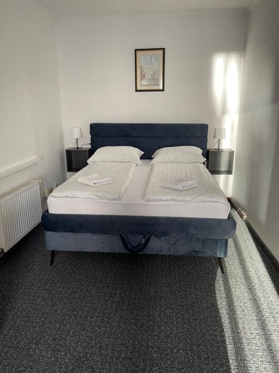 萨拉热窝阿达 - 奥托卡酒店的一张大床,位于带两盏灯的房间