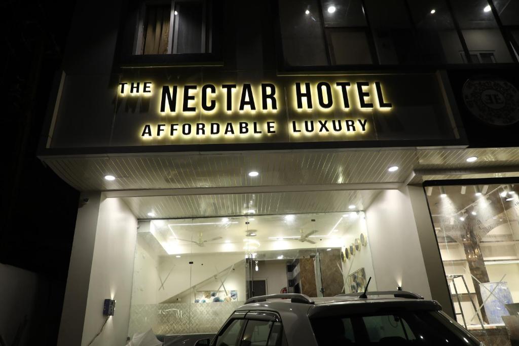 海得拉巴The Nectar Hotel的前面有一辆汽车的商店