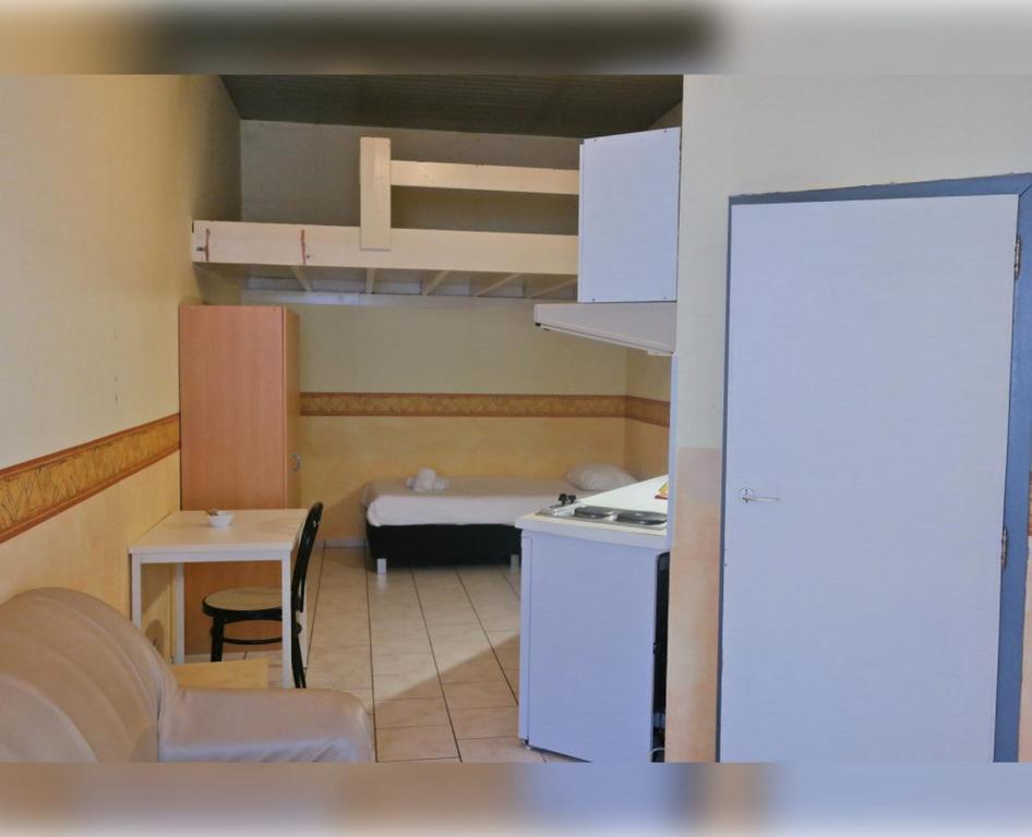 鲁汶Room in Apartment - Condo Gardens Leuven - Student Flat Semiduplex的一间小房间,设有厨房和一张双层床