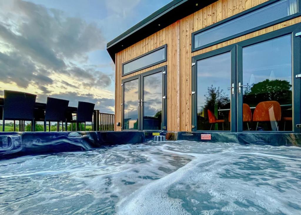 科尔福德Forest Hills Lodges的一座带雪游泳池的房子