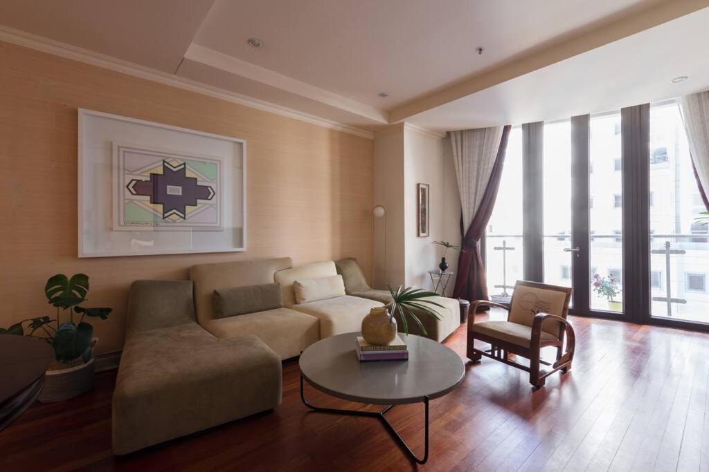 约翰内斯堡Luxury & Breathtaking Sandton & JoburgAmazing View的客厅配有沙发和桌子
