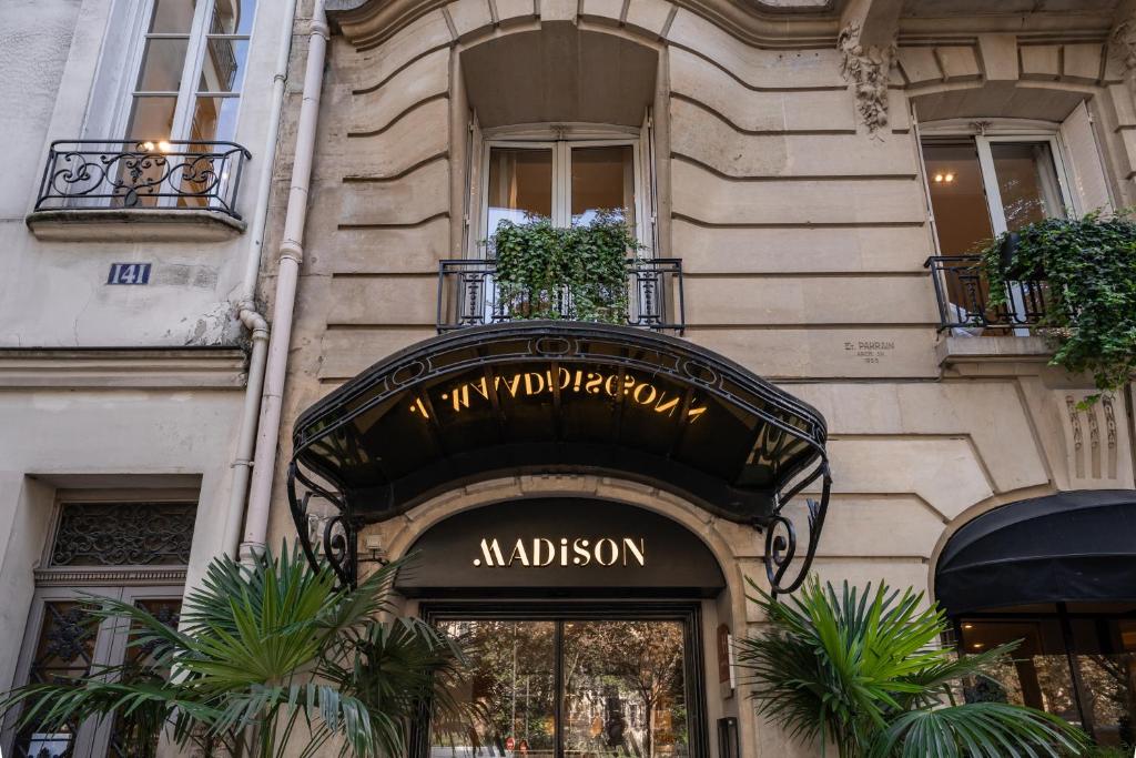 巴黎Hôtel Madison的商店门上标有标志的建筑物