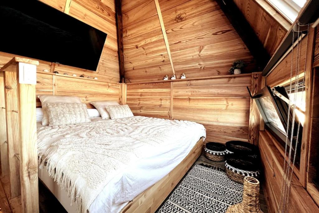 比斯卡罗斯Chalet et Jaccuzy sur la plage的小木屋内一间卧室,配有一张床