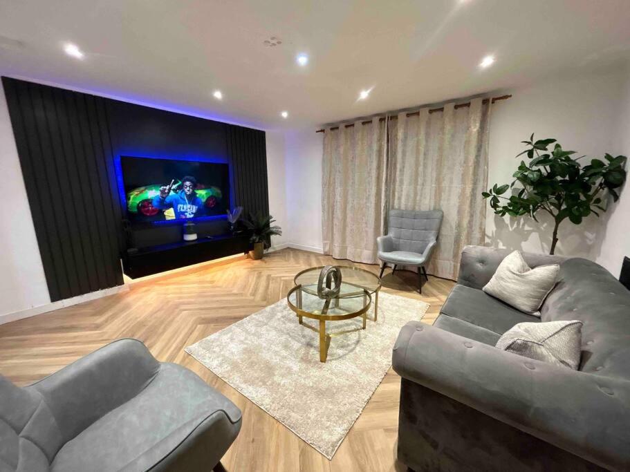 伦敦Luxury 3 Bed Home In London的带沙发和电视的客厅
