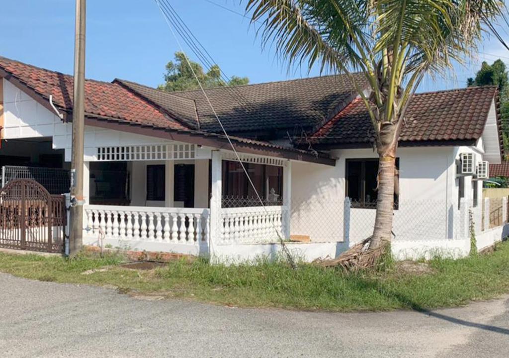 瓜拉丁加奴Blumeen Lite 1 - Comfortable Budget Home 3BR的前面有棕榈树的白色房子
