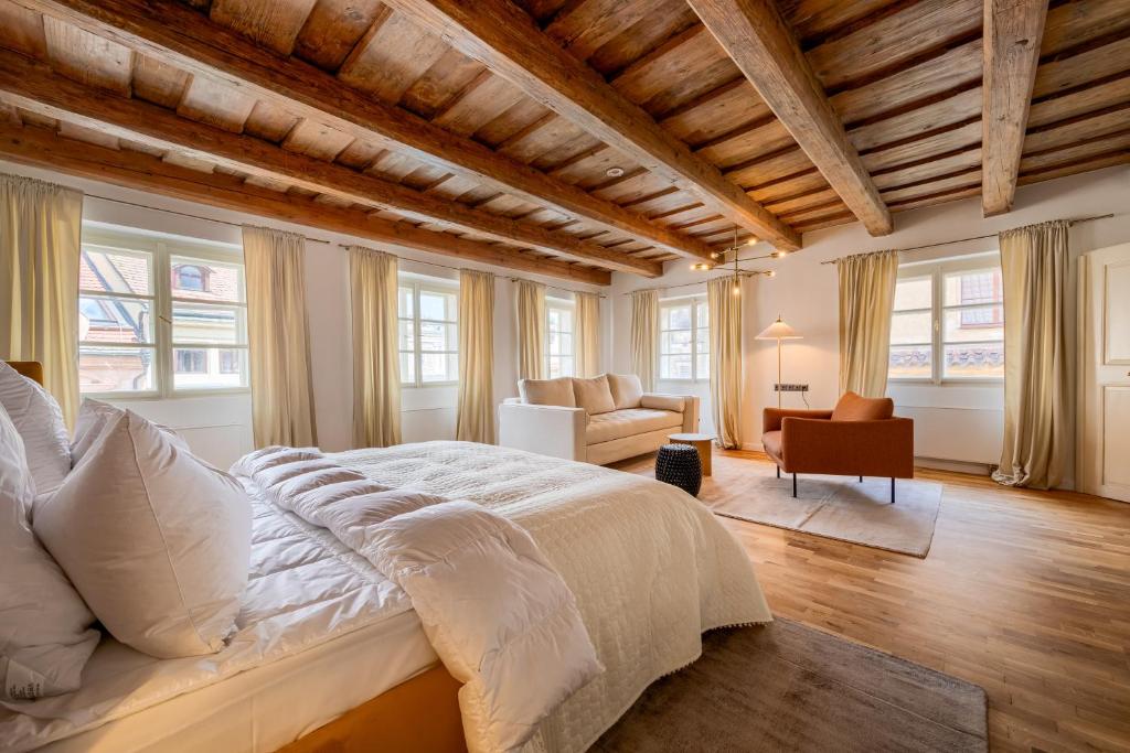 布拉格Domus Balthasar Boutique Hotel的一间带一张大床的卧室,位于带窗户的房间内