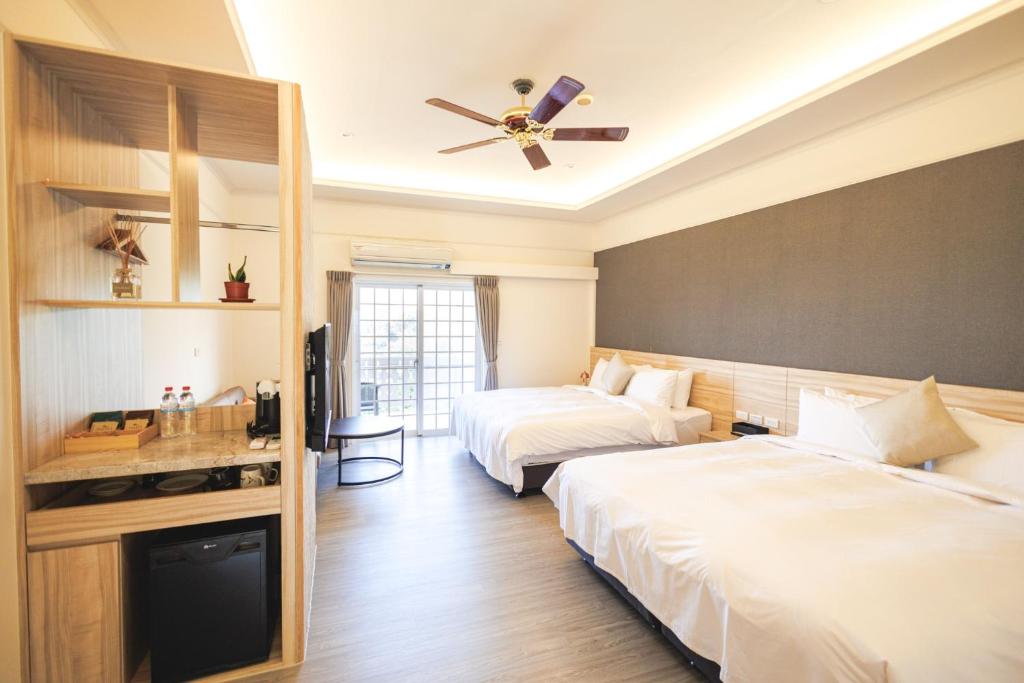 太平织丘庄园的酒店客房配有两张床和吊扇。