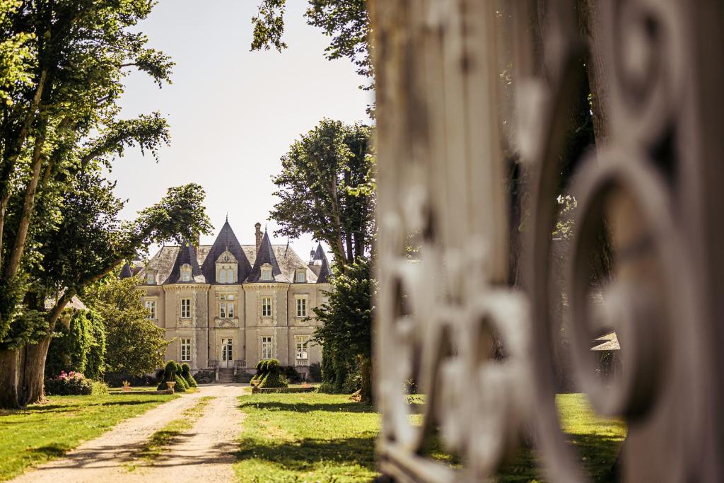 Vallon-sur-GéeChâteau de la Grange Moreau的一座前方有栅栏的老房子