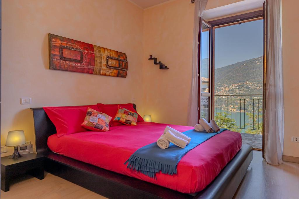 布里维奥[Como-Blevio] Suite lake view + private garage的一间卧室设有红色的床和大窗户