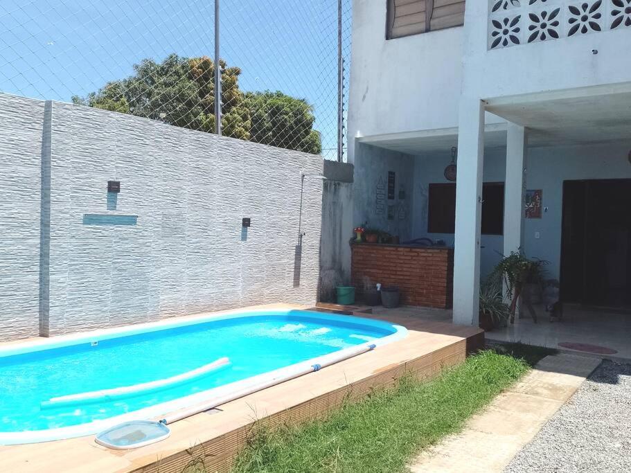 拉巴拉德纳圣安东尼奥Casa Praia Ilha da Croa/Carro quebrado的房屋前的游泳池