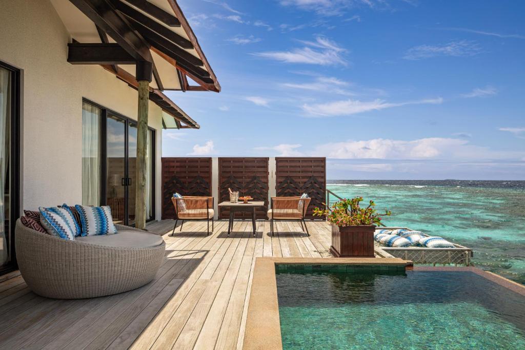 Gaafu Dhaalu AtollNH Collection Maldives Havodda Resort的一座带游泳池甲板的房子