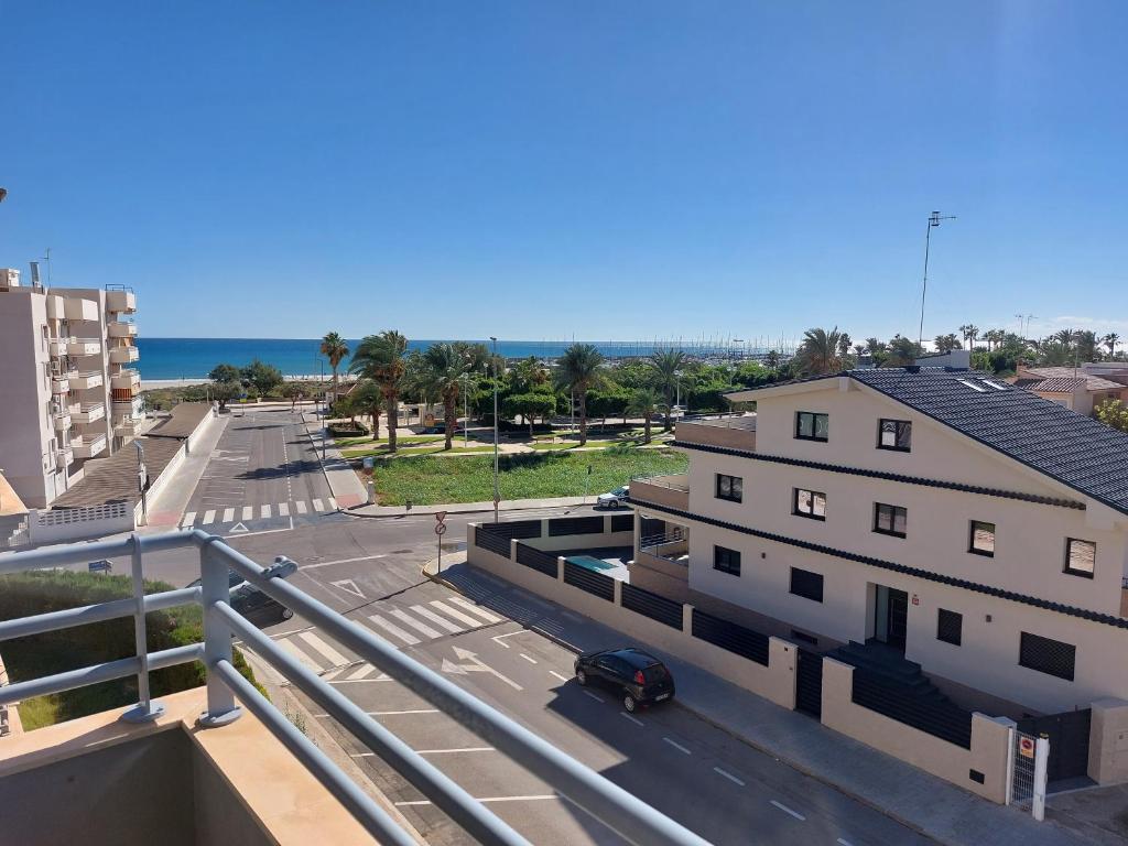 卡耐特蒂贝兰格Vistas al mar en Canet Playa WIFI的从带车的建筑的阳台上可欣赏到风景