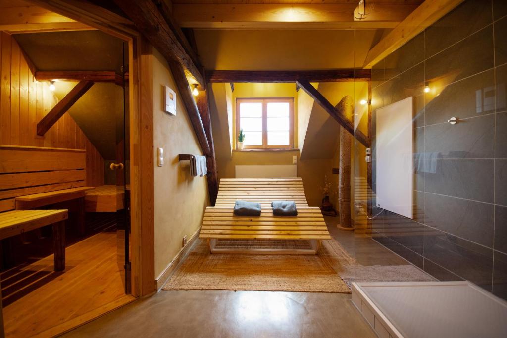 摩泽尔河畔的泽尔Das haus in spay an der Mosel mit Sauna的一间位于客房中间的带长凳的浴室