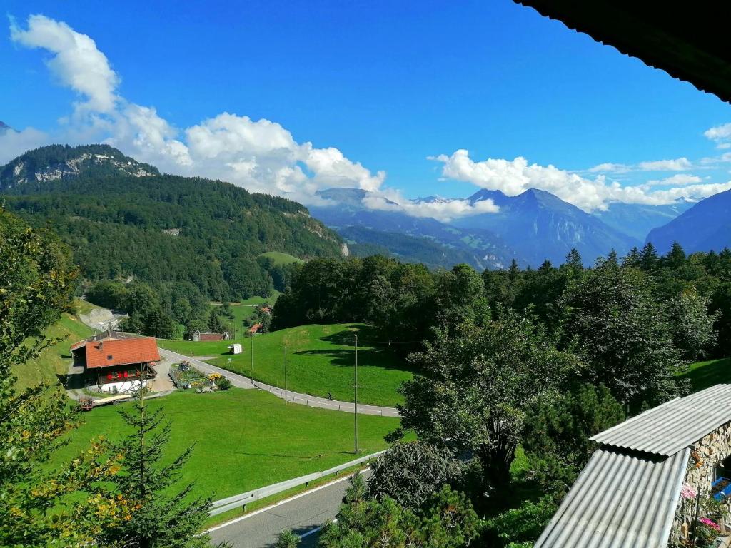 迈林根Gemütliche FeWo mit Sauna inmitten der Berge的享有山谷和山脉的美景,设有1栋房屋。